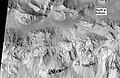 Outra vista da cratera Mojave, vista pela HiRISE. O norte está na parte inferior da imagem.