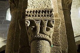 Sirenas talladas en un capitel en el monasterio de Travanca.