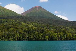Pemandangan Gunung Akan-Fuji yang dilihat dari Danau Onnetō.