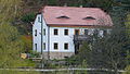 Wohnhaus und Stützmauer