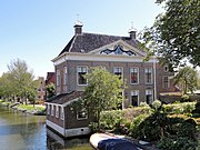 Het voormalige stadhuis van Hindeloopen aan de Nieuwe Weide 1