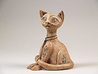 beeld van kat met om de nek een zilverachtig kettinkje (1966)