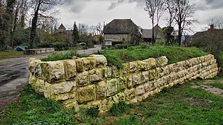 Demi-lune défensive du château.