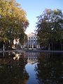 Blick vom Großen Springbrunnen auf das Gebäude des Parlaments am Nordeingang des Parks