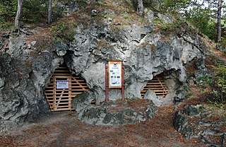 Die beiden Haupteingänge der Einödhöhle