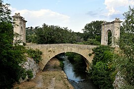 Pont Flavien mbi lumin Touloubre në Saint-Chamas, Bouches-du-Rhône, Francë (2008)
