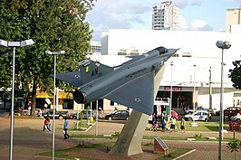 Monument voor de Braziliaanse luchtmacht op het plein Praça Americano do Brasil in Anápolis