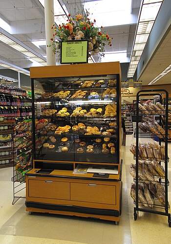 English: A bakery case at a Ralphs grocery sto...