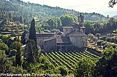 Photographie d'une abbaye médiévale située dans un paysage méditerranéen mis en culture.