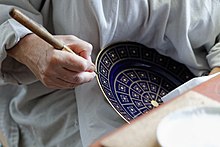 Burnishing a plate's gold decoration Sevres - brunissage 13.jpg