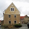 Wohnstallhaus, Scheune und Seitengebäude eines Dreiseithofes sowie Einfriedung des Vorgartens