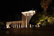 Mausoleum bij avond