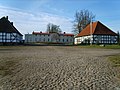 Gutsanlage mit Gutshaus, Wohnhaus (Nr. 59), ehem. Melkerschule (parallel zu Nr. 59), Wegführung und Hofplatz mit Pflasterung