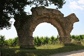 Le «&#160;Chameau&#160;», vestige romain de l'aqueduc du Gier, symbole de Soucieu-en-Jarrest.