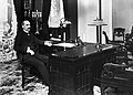 KJ Ståhlberg, il Presidente della Finlandia, nel suo ufficio nel Palazzo Presidenziale, Helsinki, nel 1919