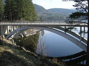 Riksväg 9 på bron mellan sjöarna Byglandsfjorden och Åraksfjorden i Byglands kommun.
