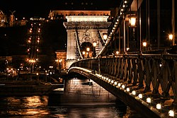 Мостът „Сечени“ нощем