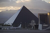 Вид из международного аэропорта Маккаран