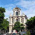 Façade de l'église vue de la place.