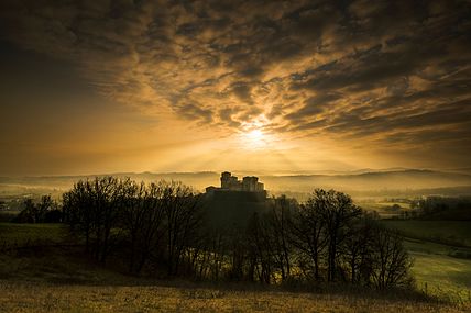 Lights at sunset: Castle of Torrechiara, Langhirano, Emilia-Romagna, Italy Photograph⧼colon⧽ Lara zanarini Licensing: CC-BY-SA-4.0