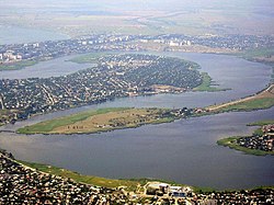 Изглед към град Николаев по поречието на река Ингул, горе в дясно се вижда квартал Търновка, разположен в северната част на града.