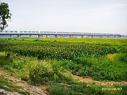 バヤンノール市磴口県側から望む包蘭線の三盛公鉄道橋。右奥の黄河対岸はハンギン旗