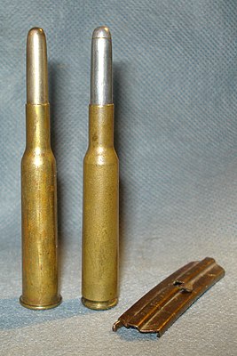 Два варианта патронов .236/6 mm U.S. Navy: ранний фланцевый и бесфланцевый (гражданский вариант) с обоймой.