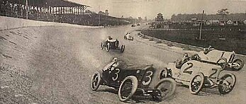 1915年のインディ500。「2」を付けているのがデ・パルマ車。