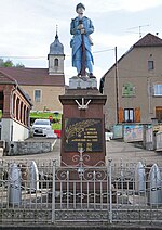 Poilu écrasant l'aigle allemand (d) (monument aux morts)