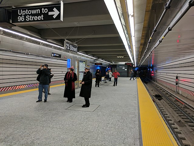 The 72nd Street station platform in January 2017