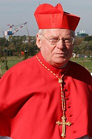 Kardinál A. Scola v kardinálském chórovém oděvu s biretem