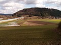 Schellenberg mit Anlautertal, Bundesautobahn 9, ICE-Neubaustrecke Nürnberg–Ingolstadt und Dorf Enkering (von Norden)