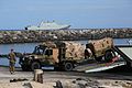 Australische militairen ontschepen met hun G-Wagon van de HMAS Canberra op Hawaï tijdens een oefening in 2016