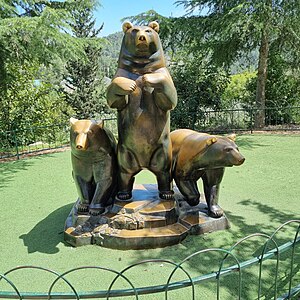 פסל קבוצת דובים בגן החיות התנ"כי בירושלים