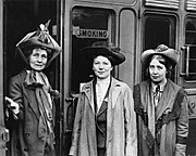 Da sinistra Emmeline Pankhurst e le sue figlie Christabel e Sylvia, alla Stazione di Waterloo, Londra