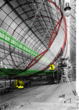Строительство дирижабля «Граф Цеппелин» в Фридрихсхафене: нижний и средний проходы выделены зелёным цветом. Усиленные кольца между газовыми мешками красного цвета, два человека выделены жёлтым цветом.