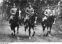 Generál Ludwig Beck (uprostřed) na vyjížďce s dvěma mladšími důstojníky v lesích poblíž Berlína v červnu roku 1936