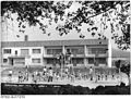 Bundesarchiv Bild 183-R0706-0014, Sachsenbrunnen, Blick auf den Kindergarten.jpg