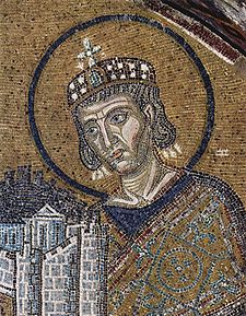 Raffigurazione di Costantino nella basilica di Hagia Sophia a Istanbul. L'imperatore, che la Chiesa Ortodossa ha definito «Simile agli Apostoli», proclamandolo santo, è raffigurato nell'atto di dedicare la basilica.