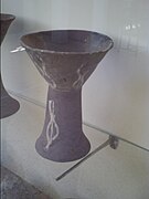 « Calice » préhistorique de Saliangos, Ve – IVe millénaire av. J.-C. Un vase du même type est visible sur la gauche.