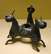 Tatakan lilin dari Iran berbentuk hewan, kini di Museum Louvre