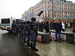 Puşkinskaya Meydanı'ndaki OMON ekipleri