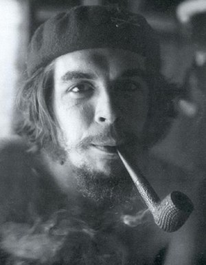 English: Che Guevara smoking a pipe at his gue...