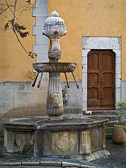 La fontaine Renaissance devant l'église.