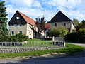 Wohnstallhaus und Seitengebäude sowie Trockenmauer eines Dreiseithofes