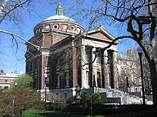 Columbia University, uma estrutura com arcos romanos.