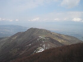 Pamje e kreshtës dhe Luginës së Shkupit nga maja e malit