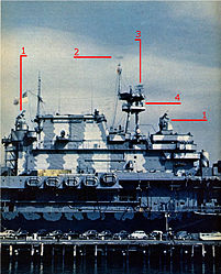 大黄蜂号的舰岛近照。1号为Mark 4火控雷达（FD火控雷达），其底座为Mark 37火控装置。约克城号与企业号起初只安装了Mark 33火控装置，其体积令辅助雷达难以安装，后来企业号亦更换为Mark 37。2号为YE返航装置，向友军舰载机发出无线电信号，引导返航。3号为SC雷达。起初SC雷达是用作升级CXAM及CXAM-1雷达，但其性能却强差人意。不久大黄蜂号便换回CXAM雷达。