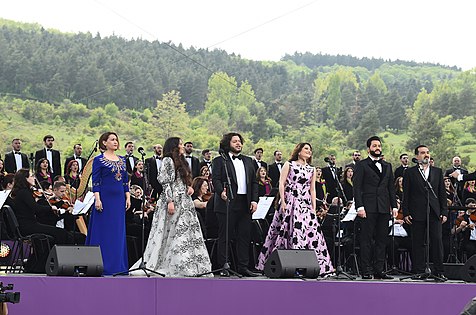 Gala konsert, Yusif Eyvazov, Ozar Zoda, Azerin, Elchin Azizov, Seljan Nasibli, Dinara Aliyeva Magomayevning „Ozarbayjon“ qoʻshigʻini ijro etmoqda