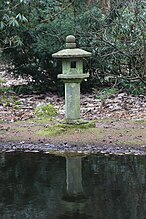 Ishi-dōrō bij het water